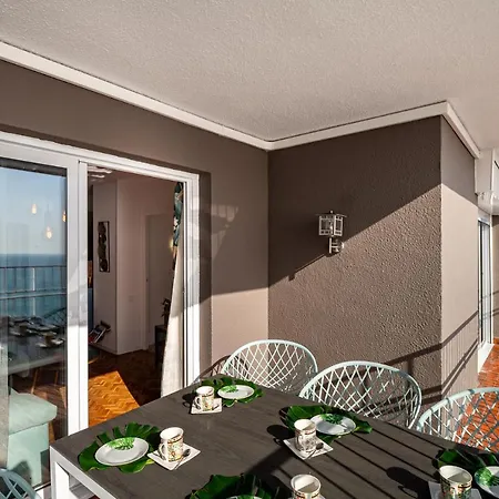 Liana Seaview & - *